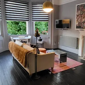 9 Modern Classic - Spacious One Bed - Great Location - Free Onsite Parking - Comfy Bed Brighton